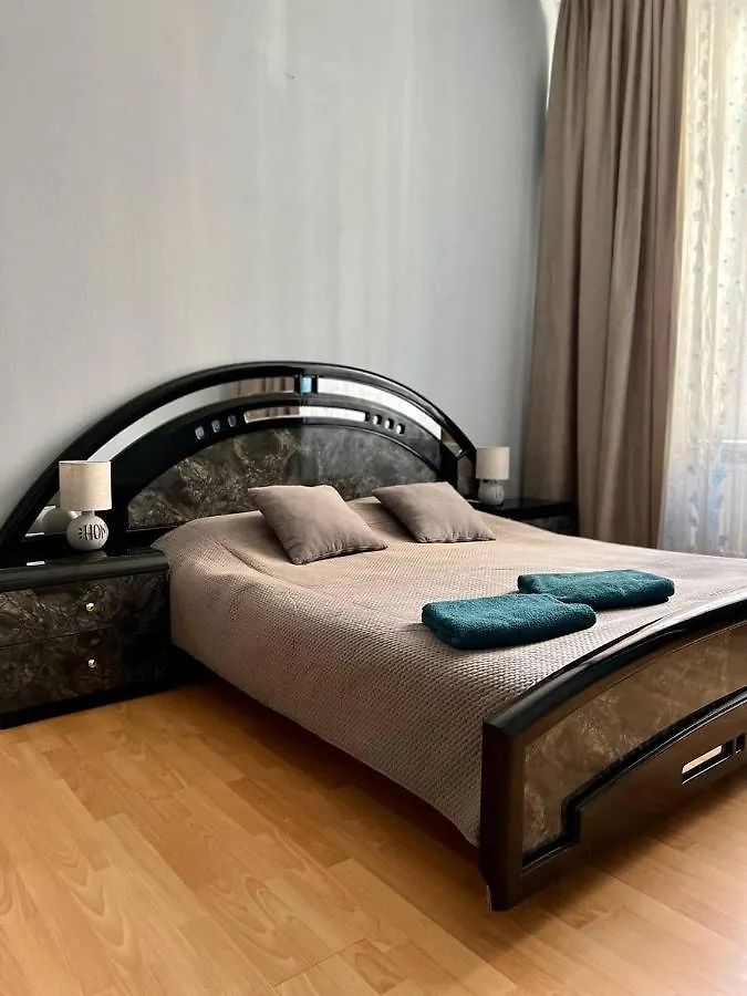 Apartment On Hnatiuka With Parking 리비프