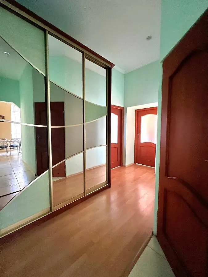 Apartment On Hnatiuka With Parking 리비프