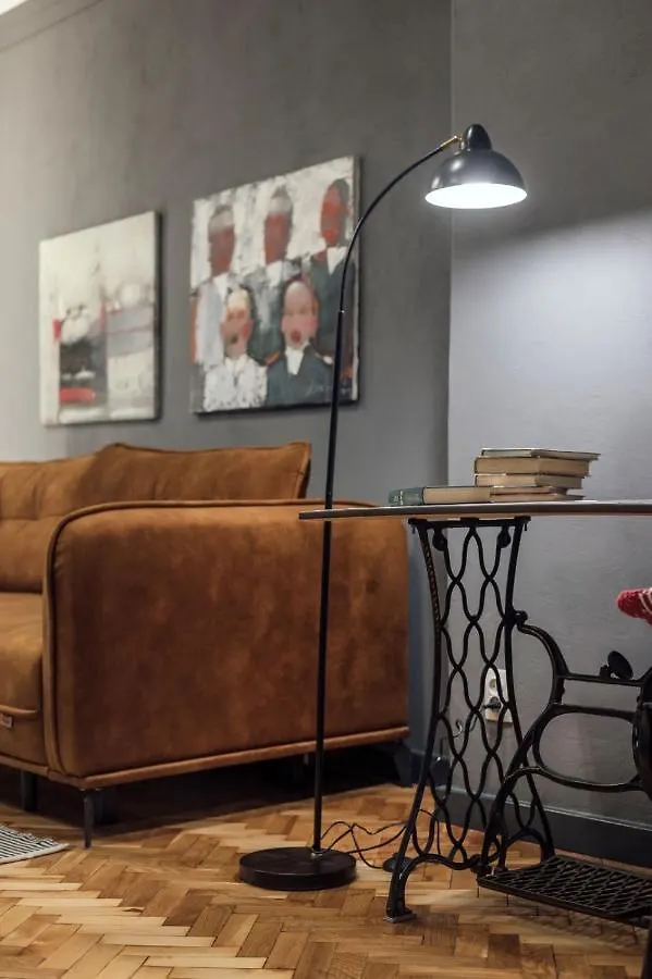 Apartment On Hnatiuka With Parking 리비프