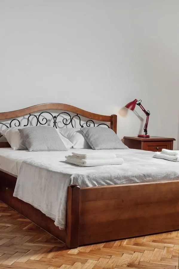 Apartment On Hnatiuka With Parking 리비프 0*,