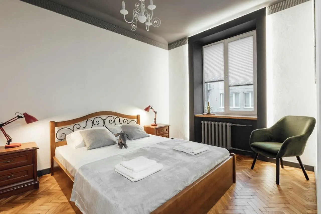 Apartment On Hnatiuka With Parking 리비프